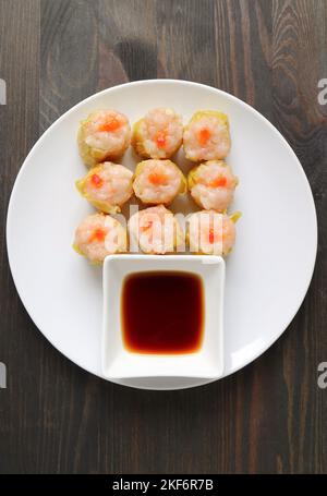 Blick von oben auf die köstlichen, mit Shrimps und Schwein gefüllten chinesischen gedämpften Knödel oder Shumai Stockfoto