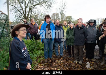 Harefield, Großbritannien. 16.. November 2022. Heute fand in Harefield am Grand Union Canal ein Protest der „Stop HS2 Water Justice“ statt, an dem Anwohner und Stop HS2-Demonstranten teilnahmen. Sarah Green von der Hillingdon Green Party erklärte, dass die Blackford Wasserpumpstation aufgrund des Eisenbahnprojekts High Speed 2 HS2 geschlossen wurde und dass in der lokalen Wasserquelle, die einen Teil des Londoner Trinkwassers versorgt, in das HS2 gebohrt haben, Kontamination gefunden wurde Der Kreidewasserleiter für den Bau der HS2 Eisenbahnviadukte. Stonehenge Senior Druid King Arthur Pendragon kam, um zu segnen Stockfoto