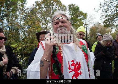 Harefield, Großbritannien. 16.. November 2022. Stonehenge Senior Druid King Arthur Pendragon (im Bild) kam, um das von HS2 betroffene Wasser zu segnen. Heute fand in Harefield am Grand Union Canal ein Protest der „Stop HS2 Water Justice“ statt, an dem Anwohner und Stop HS2-Demonstranten teilnahmen. Sarah Green von der Hillingdon Green Party erklärte, dass die Blackford Wasserpumpstation aufgrund des Eisenbahnprojekts High Speed 2 HS2 geschlossen wurde und dass in der lokalen Wasserquelle, die einen Teil des Londoner Trinkwassers versorgt, in das HS2 gebohrt haben, Kontamination gefunden wurde Der Kreidewasserleiter für den con Stockfoto