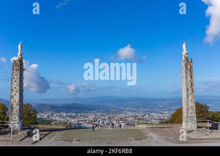 Braga, Portugal - 1. November 2022: Ansicht der Stadt Braga vom Heiligtum von Sameiro; Portugal Stockfoto