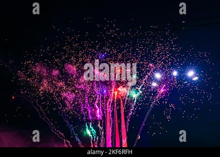Schönes buntes Feuerwerk vor dem Hintergrund des Nachthimmels. Stockfoto