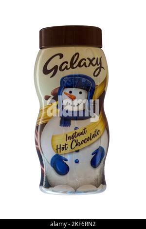 Glas von Galaxy Instant Hot Chocolate mit festlichen Schneemann Verpackung isoliert auf weißem Hintergrund Stockfoto