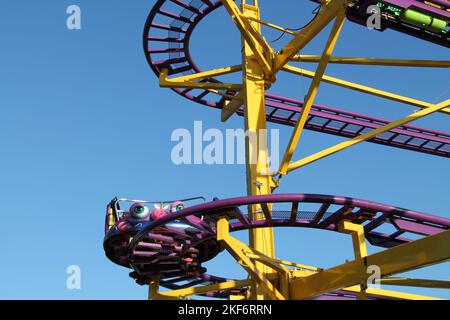 Eine Kutsche auf einer Fahrt in einem Vergnügungspark der Fun Fair. Stockfoto