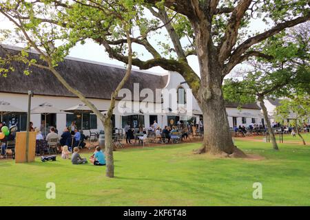 September 25 2022 - Kapstadt in Südafrika: Die Menschen genießen das Wochenende im Weingut Groot Constantia Stockfoto