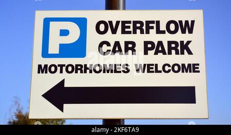 Schild für Overflow Parkplatz Wohnmobile willkommen in England, Großbritannien Stockfoto