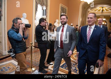 Der designierte Senator der Vereinigten Staaten, J.D. Vance (Republikaner aus Ohio), links, und der designierte US-Senator Eric Schmitt (Republikaner aus Missouri) rechts, gehen zu einem Treffen mit dem Minderheitsführer des US-Senats, Mitch McConnell (Republikaner von Kentucky), in seinem US-Kapitolbüro, in Washington, DC, Dienstag, 15. November, 2022. Kredit: Cliff Owen/CNP /MediaPunch Stockfoto