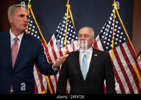 Kevin McCarthy (Republikaner von Kalifornien), der Minderheitsführer des US-Repräsentantenhauses, und Steve Scalise (Republikaner von Louisiana), ein US-Repräsentantenhaus, sprechen mit Reportern, die sie als Speakership und Majority Whip seiner Konferenz nominiert haben, am Dienstag, den 15. November 2022, auf dem Capitol Hill in Washington, DC. Kredit: Cliff Owen/CNP /MediaPunch Stockfoto