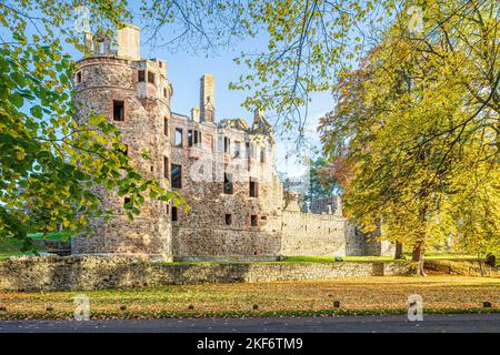 Die Ruinen von Huntly Castle aus dem 12.. Jahrhundert im Herbst, Huntly, Aberdeenshire, Schottland, Großbritannien Stockfoto