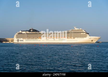 Das Kreuzfahrthotel MSC Poesia im alten Hafen von Katar. Stockfoto