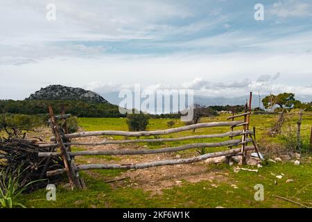 Ein geteilter Eisenbahnzaun entlang eines ländlichen Feldes. Stockfoto