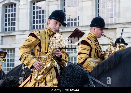 Die Band der Household Cavalry bei der Lord Mayor's Show Parade in der City of London, Großbritannien. Saxophonistin auf dem Pferderücken Stockfoto