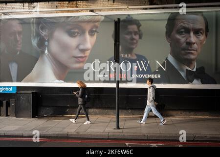 Eine Werbetafel, auf der die Serie 5 von Netflix's „The Crown“ beworben wird, die jetzt auf Nachfrage erscheint, zeigt die Hauptfiguren der britischen Königsfamilie - und zeigt die Verschlechterung der Beziehung zwischen dem damaligen Prinz Charles und Diana, Prinzessin von Wales, am 16.. November 2022 in London, England. Stockfoto