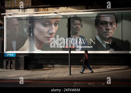 Eine Werbetafel, auf der die Serie 5 von Netflix's „The Crown“ beworben wird, die jetzt auf Nachfrage erscheint, zeigt die Hauptfiguren der britischen Königsfamilie - und zeigt die Verschlechterung der Beziehung zwischen dem damaligen Prinz Charles und Diana, Prinzessin von Wales, am 16.. November 2022 in London, England. Stockfoto