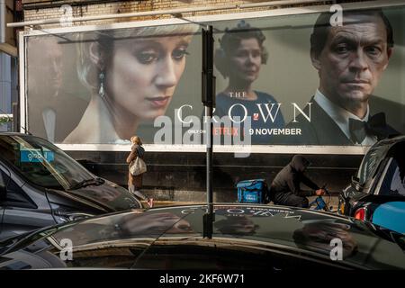 Eine Werbetafel, auf der die Serie 5 von Netflix's „The Crown“ beworben wird, die jetzt auf Nachfrage erscheint, zeigt die Hauptfiguren der britischen Königsfamilie - und zeigt die Verschlechterung der Beziehung zwischen dem damaligen Prinz Charles und Diana, Prinzessin von Wales, am 16.. November 2022 in London, England. Stockfoto