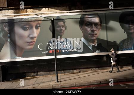 Eine Werbetafel, auf der die Serie 5 von Netflix's „The Crown“ beworben wird, die jetzt auf Nachfrage erscheint, zeigt die Hauptfiguren der britischen Königsfamilie - und zeigt die Verschlechterung der Beziehung zwischen dem damaligen Prinz Charles und Diana, Prinzessin von Wales, am 16.. November 2022 in London, England. Stockfoto
