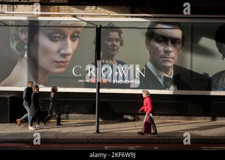 Eine Werbetafel, auf der die Serie 5 von Netflix's „The Crown“ beworben wird, die jetzt auf Nachfrage erscheint, zeigt die Hauptfiguren der britischen Königsfamilie - und zeigt die Verschlechterung der Beziehung zwischen dem damaligen Prinz Charles und Diana, Prinzessin von Wales, am 16.. November 2022 in London, England. Stockfoto