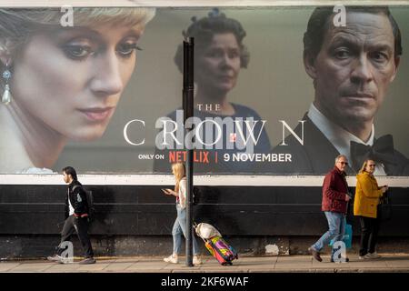 Eine Werbetafel, auf der die Serie 5 von Netflix's „The Crown“ beworben wird, die jetzt auf Nachfrage erscheint, zeigt die Hauptfiguren der britischen Königsfamilie - und zeigt die Verschlechterung der Beziehung zwischen dem damaligen Prinz Charles und Diana, Prinzessin von Wales, am 16.. November 2022 in London, England. Stockfoto