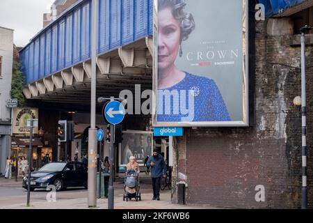 Eine Werbetafel, auf der die Serie 5 von Netflix's „The Crown“ beworben wird, die jetzt auf Abruf erscheint, zeigt die Schauspielerin Imelda Staunton, die am 16.. November 2022 in London, England, Queen Elizabeth II spielt. Stockfoto