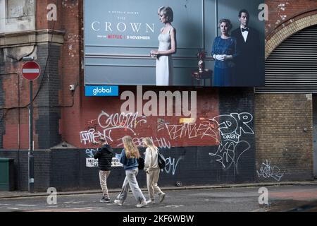 Eine Werbetafel, auf der die Serie 5 von Netflix's „The Crown“ beworben wird, die jetzt auf Nachfrage erscheint, zeigt die Hauptfiguren der britischen Königsfamilie - und zeigt die Verschlechterung der Beziehung zwischen dem damaligen Prinz Charles und Diana, Prinzessin von Wales, am 16.. November 2022 in London, England. Stockfoto