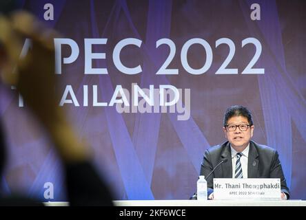 Bangkok, Thailand. 16.. November 2022. Thani Thongphakdi, Asien-Pazifik-Wirtschaftskooperation (APEC) 2022, Vorsitzender des Treffens hoher Beamter, spricht auf einer Pressekonferenz in Bangkok, Thailand, am 16. November 2022. DAS Treffen mit hochrangigen APEC-Beamten konzentriert sich auf gemeinsame Interessen und Bestrebungen. Quelle: Guo Lei/Xinhua/Alamy Live News Stockfoto