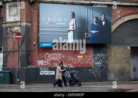 Eine Werbetafel, auf der die Serie 5 von Netflix's „The Crown“ beworben wird, die jetzt auf Nachfrage erscheint, zeigt die Hauptfiguren der britischen Königsfamilie - und zeigt die Verschlechterung der Beziehung zwischen dem damaligen Prinz Charles und Diana, Prinzessin von Wales, am 16.. November 2022 in London, England. Stockfoto