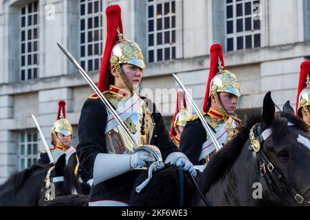 Die Blues and Royals der Household Cavalry bei der Lord Mayor's Show Parade in der City of London, Großbritannien. Weibliche Soldatin, die auf dem Pferderücken reitet Stockfoto
