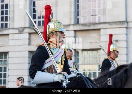 Die Blues and Royals der Household Cavalry bei der Lord Mayor's Show Parade in der City of London, Großbritannien. Soldatin Stockfoto