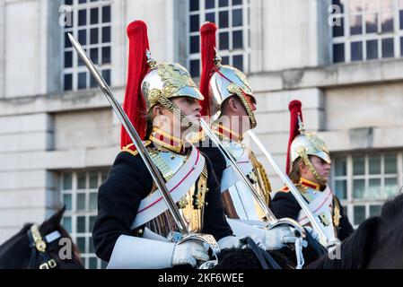 Die Blues and Royals der Household Cavalry bei der Lord Mayor's Show Parade in der City of London, Großbritannien. Weibliche Soldatin beim Reiten Stockfoto
