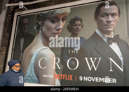 Eine Werbetafel, auf der die Serie 5 von Netflix's „The Crown“ beworben wird, die jetzt auf Nachfrage erscheint, zeigt die Hauptfiguren der britischen Königsfamilie - und zeigt die Verschlechterung der Beziehung zwischen dem damaligen Prinz Charles und Diana, Prinzessin von Wales, am 16.. November 2022 in London, England. Stockfoto