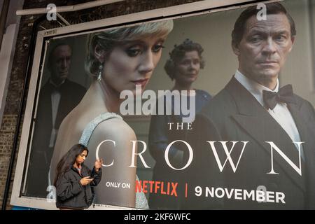 Eine Werbetafel, auf der die Serie 5 von Netflix's „The Crown“ beworben wird, die jetzt auf Nachfrage erscheint, zeigt die Hauptfiguren der britischen Königsfamilie - und zeigt die Verschlechterung der Beziehung zwischen dem damaligen Prinz Charles und Diana, Prinzessin von Wales, am 16.. November 2022 in London, England. Stockfoto