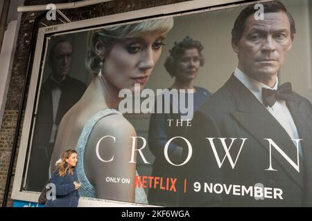 Eine Werbetafel, auf der die Serie 5 von Netflix's „The Crown“ beworben wird, die jetzt auf Nachfrage erscheint, zeigt die Hauptfiguren der britischen Königsfamilie - und zeigt die Verschlechterung der Beziehung zwischen dem damaligen Prinz Charles und Diana, Prinzessin von Wales, am 16.. November 2022 in London, England. Stockfoto