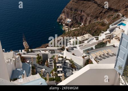 Santorini, Griechenland Europa. 2022. Blick vom Stadtzentrum auf Gialos auf den alten Hafen in Fira, Santorini. Stockfoto