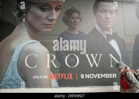Eine Werbetafel, auf der die Serie 5 von Netflix's „The Crown“ beworben wird, die jetzt auf Nachfrage erscheint, zeigt die Hauptfiguren der britischen Königsfamilie - und zeigt die Verschlechterung der Beziehung zwischen dem damaligen Prinz Charles und Diana, Prinzessin von Wales, am 16.. November 2022 in London, England. Stockfoto