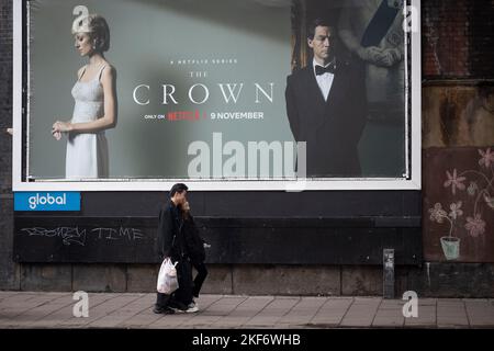 Eine Werbetafel, auf der die Serie 5 von Netflix's „The Crown“ beworben wird, die jetzt auf Nachfrage erscheint, zeigt die Hauptfiguren der britischen Königsfamilie - und zeigt die Verschlechterung der Beziehung zwischen dem damaligen Prinz Charles und Diana, Prinzessin von Wales, am 16.. November 2022 in London, England. Stockfoto