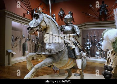 Chicago, USA - 2022. August: Die mittelalterliche Abteilung des Art Institute of Chicago zeigt Mannikins, die in voller Kampfarray eine Rüstung tragen. Stockfoto