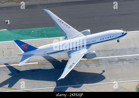 China Southern Cargo Boeing 777 Flugzeug abheben. Flugzeuge von China Southern Cargo 777F mit Fracht abfliegen. Start von Frachtflugzeugen. Stockfoto