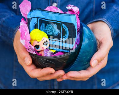 Tambow, Russische Föderation - 02. Oktober 2022 Eine Frau hält den LOL Surprise Dance Dance Dance Ball mit Puppe und Packungen mit Überraschungen ausgepackt Stockfoto