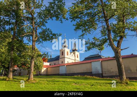 Kloster des Berges der Gottesmutter und Kirche Mariä Himmelfahrt, Kraliky, Tschechische Republik Stockfoto