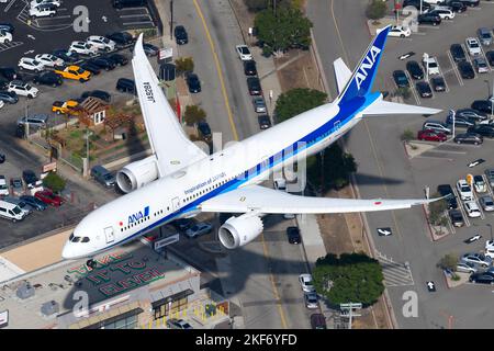 Alle Nippon Airways Boeing 787 Dreamliner-Flugzeuge stehen kurz vor der Landung. Flugzeug 787-9 von All Nippon, ANA registriert als JA928A. Stockfoto