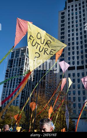 Am 12. 2022. November demonstrieren Demonstranten in Zentral-London für Klimagerechtigkeit, während die COP 27-Gespräche in Ägypten zu Ende gehen. Stockfoto