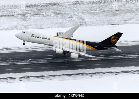 UPS Cargo Boeing 747-8F Flugzeuge starten nach einem Schneefall vom Flughafen Anchorage. Flugzeug von UPS Cargo 747 Frachter Abfahrt mit Schnee. Stockfoto