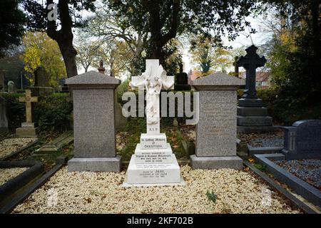 Grabstein mit Engeln auf dem Manor Road Friedhof in Scarborough von Christiana McLorinan, der 1918 im Alter von 19 Jahren starb. Stockfoto