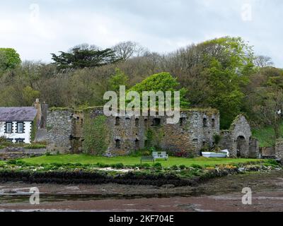 Das Getreidelager Arundel, im Frühjahr an der Clonakilty Bay. Ein altes Steingebäude in Irland, Europa. Historisches architektonisches Denkmal, Landschaft Stockfoto