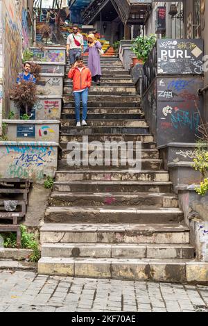 Istanbul, Türkei - 25. August 2022: Gehweg mit farbenfrohen Treppen zwischen Steinmauern, die zum Galata Tower führen, der sich an der Banks Street in Galata, im Istanbuler Stadtteil Karakoy, befindet Stockfoto