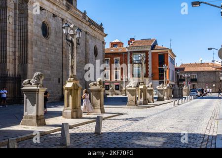 Avila, Spanien - 11. September 2022: Der berühmte Platz der Kathedrale in der Altstadt Stockfoto