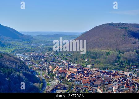 Blick von der Michaelskapelle über die Stadt Bad Urach, Schwäbische Alb, Baden-Württemberg, Deutschland. Stockfoto