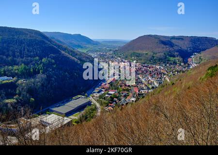 Blick von der Michaelskapelle über die Stadt Bad Urach, Schwäbische Alb, Baden-Württemberg, Deutschland. Stockfoto