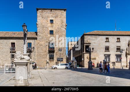 Avila, Spanien - 11. September 2022: Menschen auf dem Platz der Kathedrale in der Altstadt Stockfoto