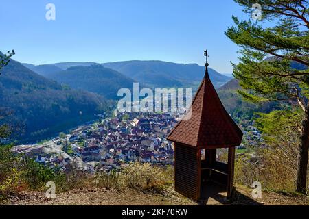 Blick von der Michaelskapelle über die Stadt Bad Urach, Schwäbische Alb, Baden-Württemberg, Deutschland. Stockfoto