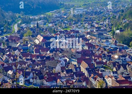 Blick von der Michaelskapelle über die Stadt Bad Urach, Schwäbische Alb, Baden-Württemberg, Deutschland. Stockfoto